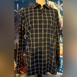 Banana Republic L shirt in a comfortable 100% cotton with extra buttons.